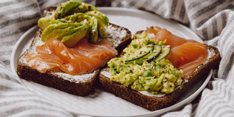Tosta o taco de guacamole bruto con salmón ahumado