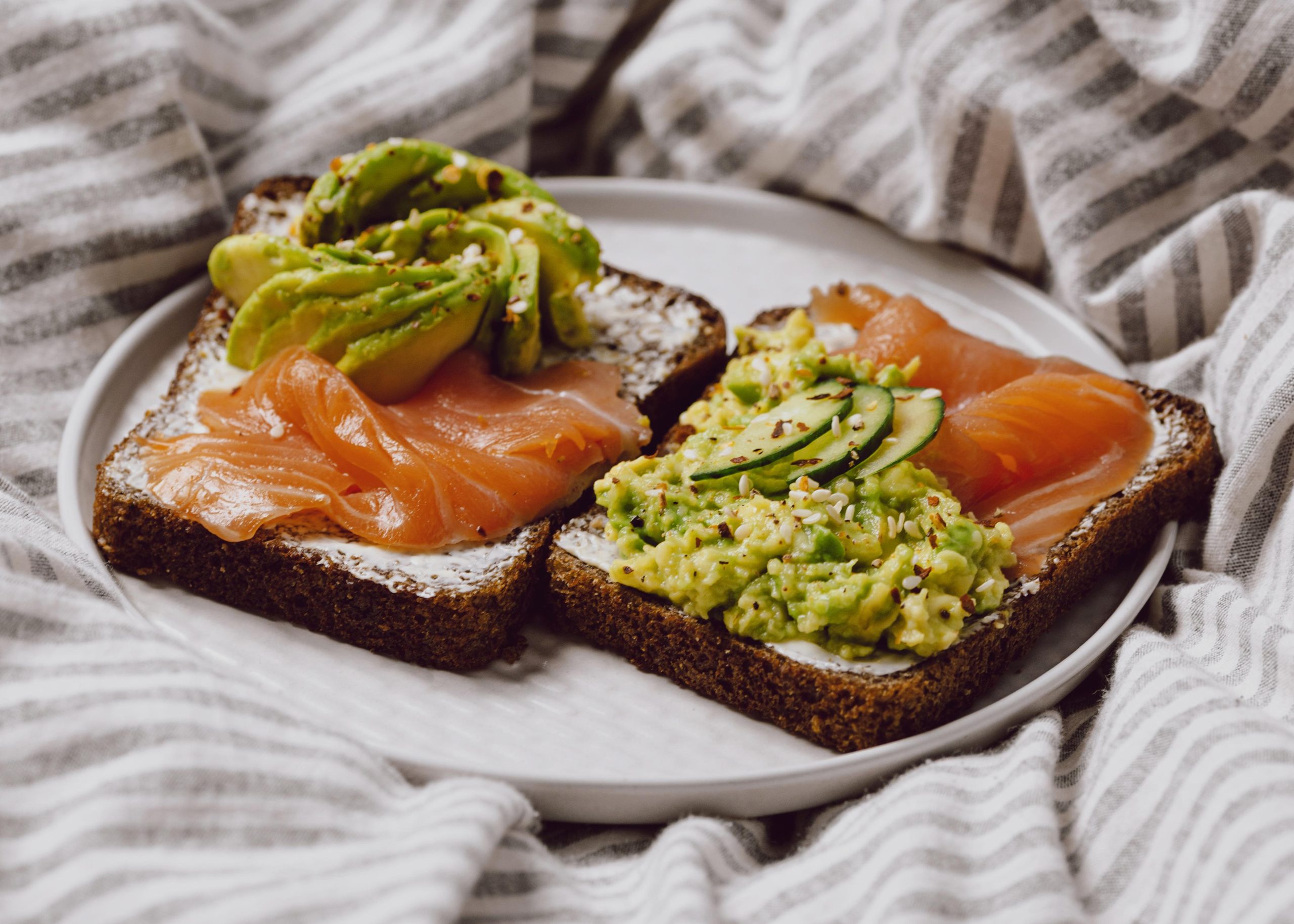 Tosta o taco de guacamole bruto con salmón ahumado