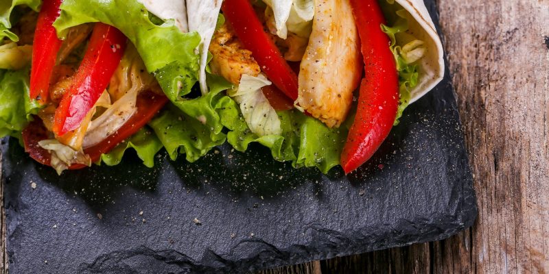Wrap de pollo con salsa teriyaki